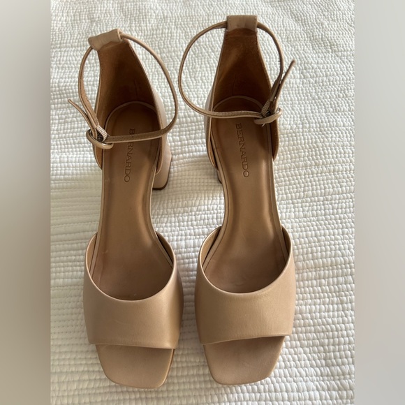Bernardo Women’s Tan Chunky Block Heel Platform Sandals Size 9 - Picture 3 of 10